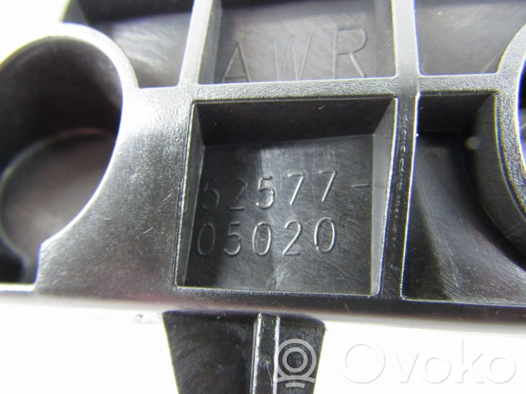 Toyota Avensis T270 Uchwyt / Mocowanie zderzaka przedniego 