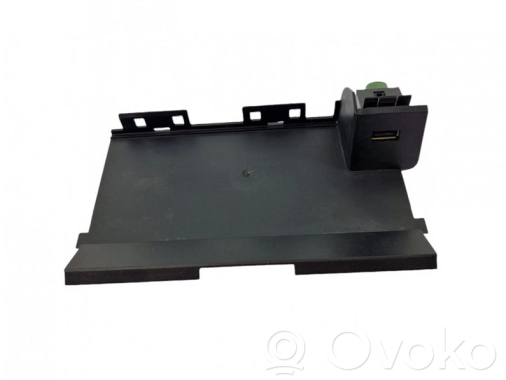 Volkswagen PASSAT B8 Amplificator antenă aeriană 