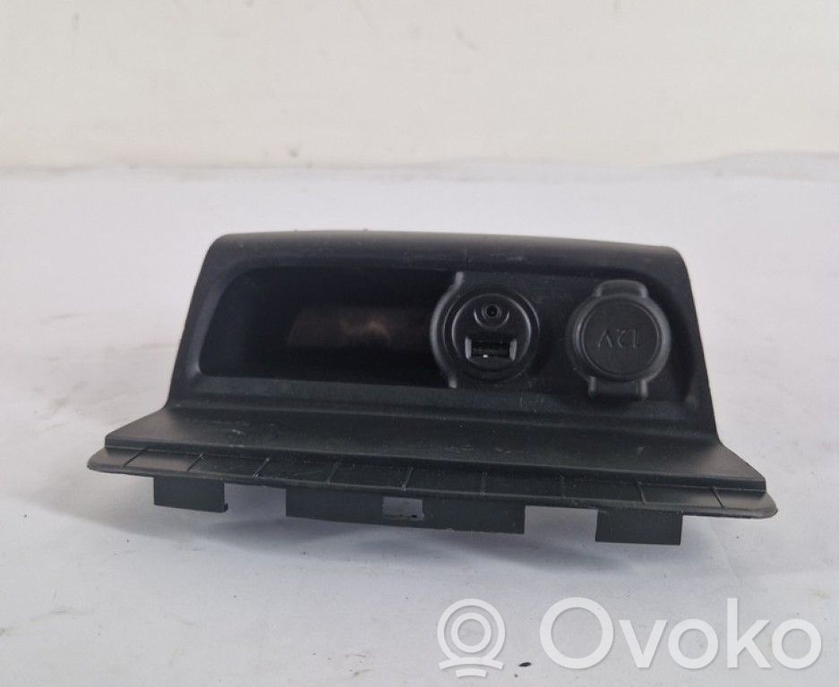 Peugeot 208 I Enchufe conector entrada auxiliar 