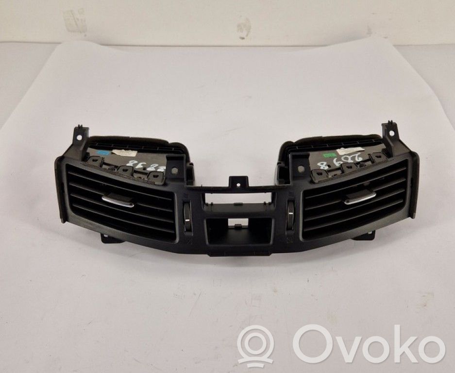 Nissan Navara D23 Dysze / Kratki środkowego nawiewu deski rozdzielczej 