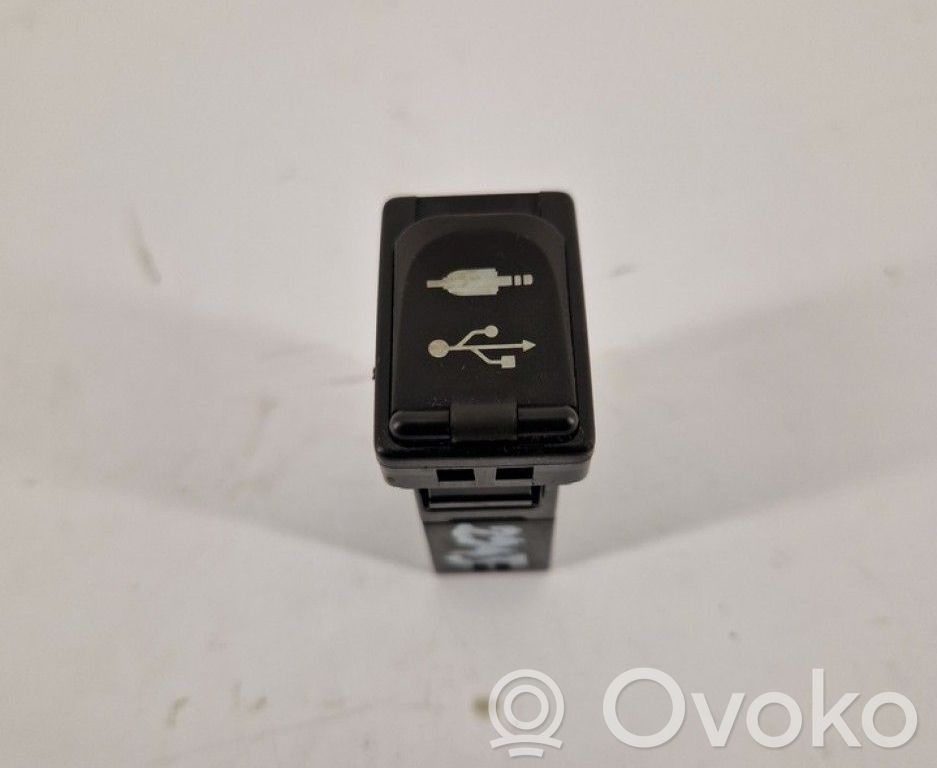 Toyota RAV 4 (XA40) Connettore plug in AUX
