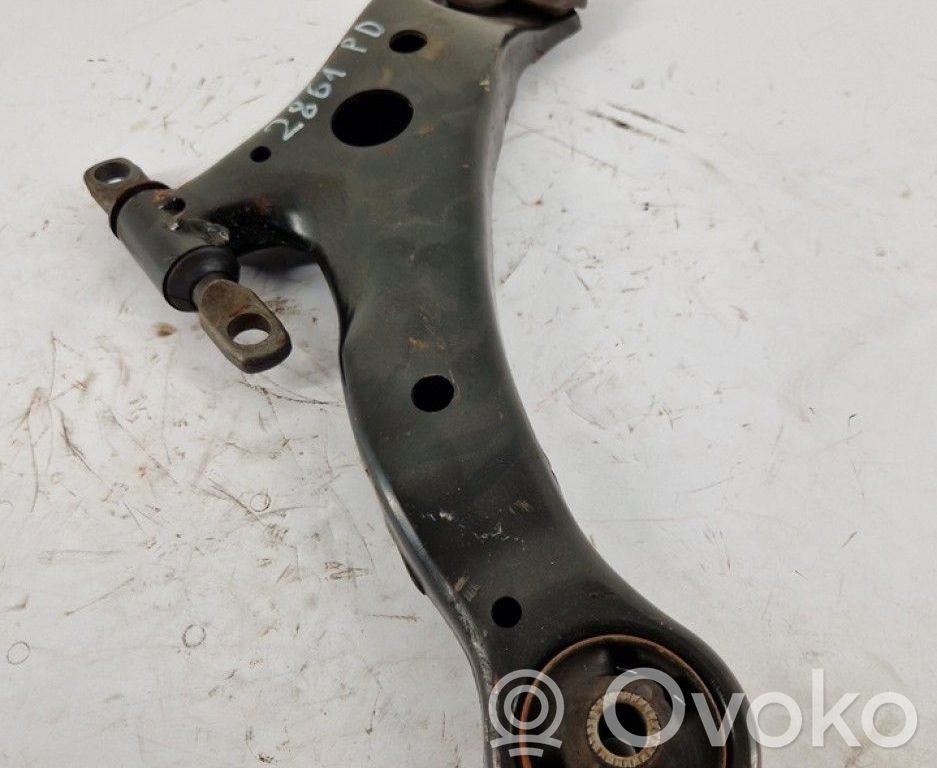 Toyota Camry Dolny wahacz przedni