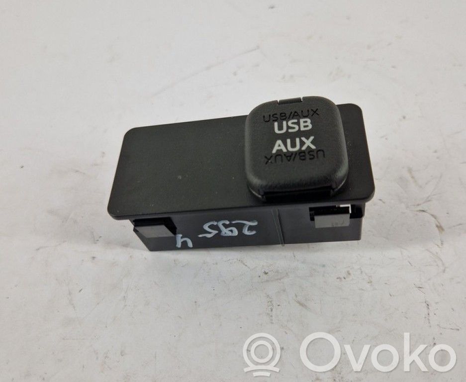 Enchufe conector entrada auxiliar   CA16700200,CA16700200,CA16700200