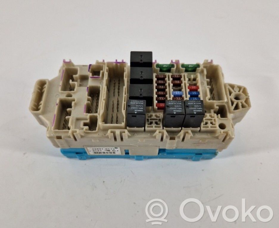 Mitsubishi Grandis Ramka / Moduł bezpieczników