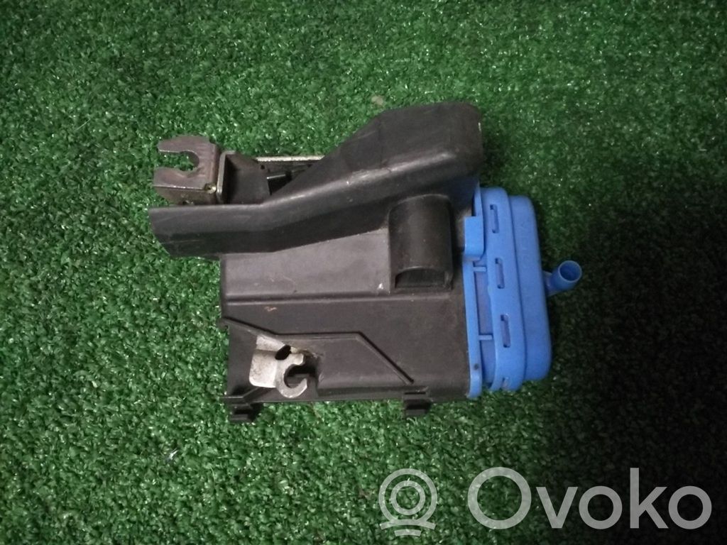 Audi A4 S4 B5 8D Takaoven lukko 