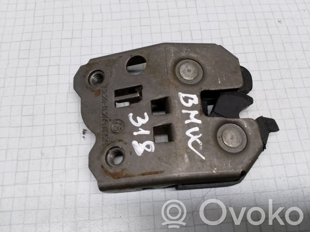 BMW 3 E46 Sedynės nugaros atramos spyna 