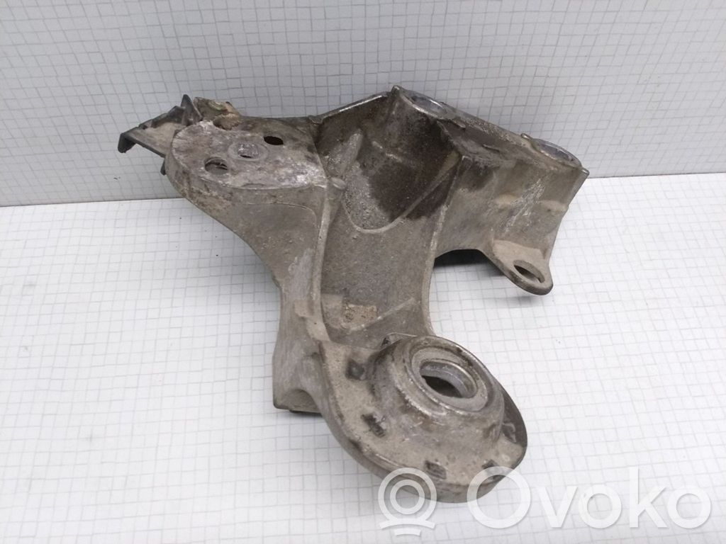 Volkswagen PASSAT B5.5 Engine mounting bracket 