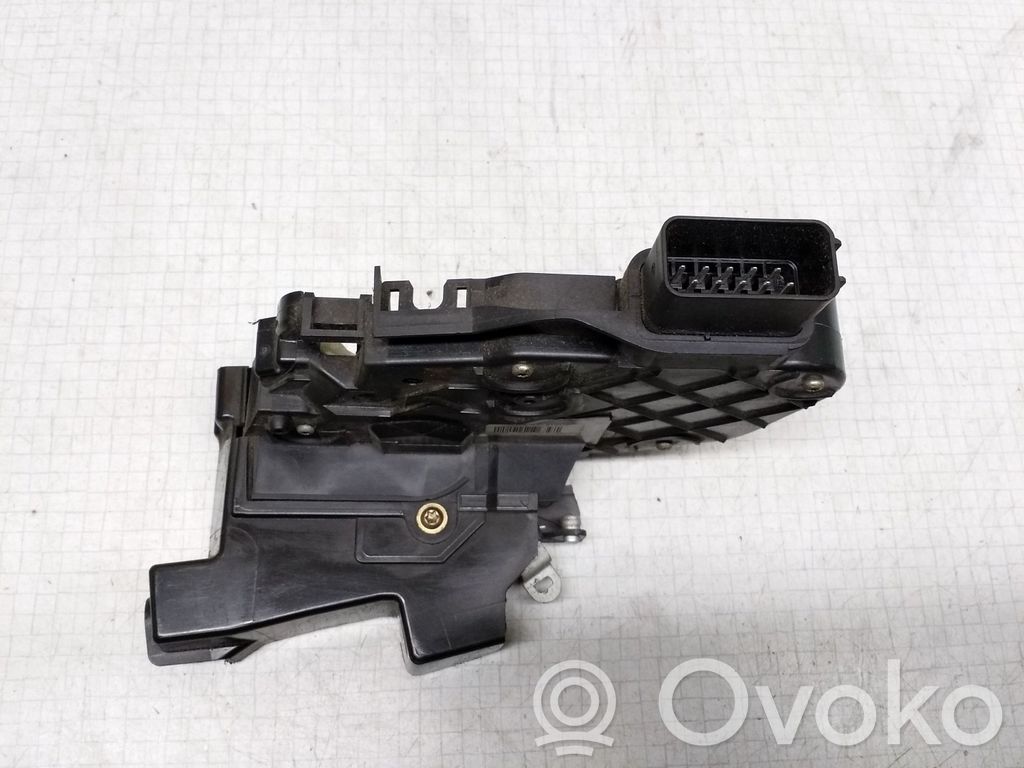 Ford Focus Priekšpusē slēdzene 