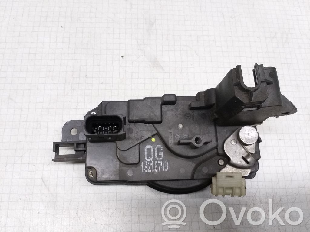 Opel Astra H Priekšpusē slēdzene 