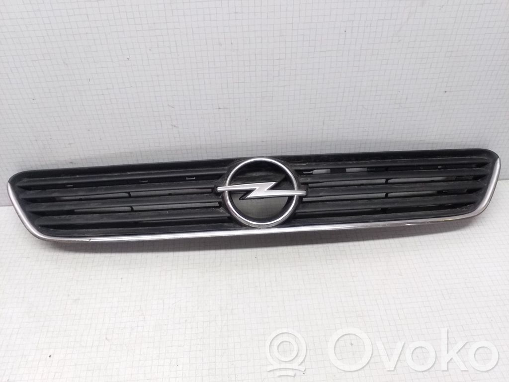 Opel Astra G Etupuskurin ylempi jäähdytinsäleikkö 