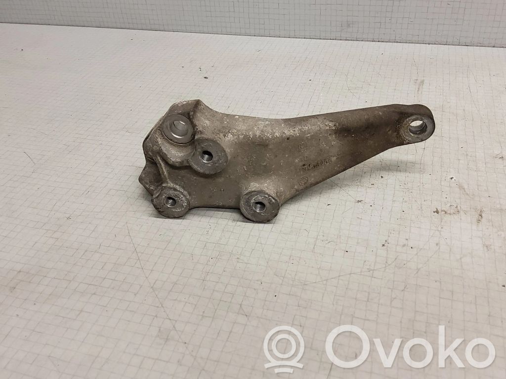 Opel Insignia A Engine mounting bracket 
