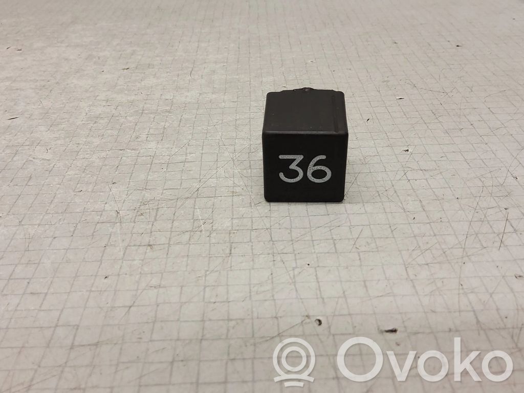 Volkswagen PASSAT B4 Other relay 
