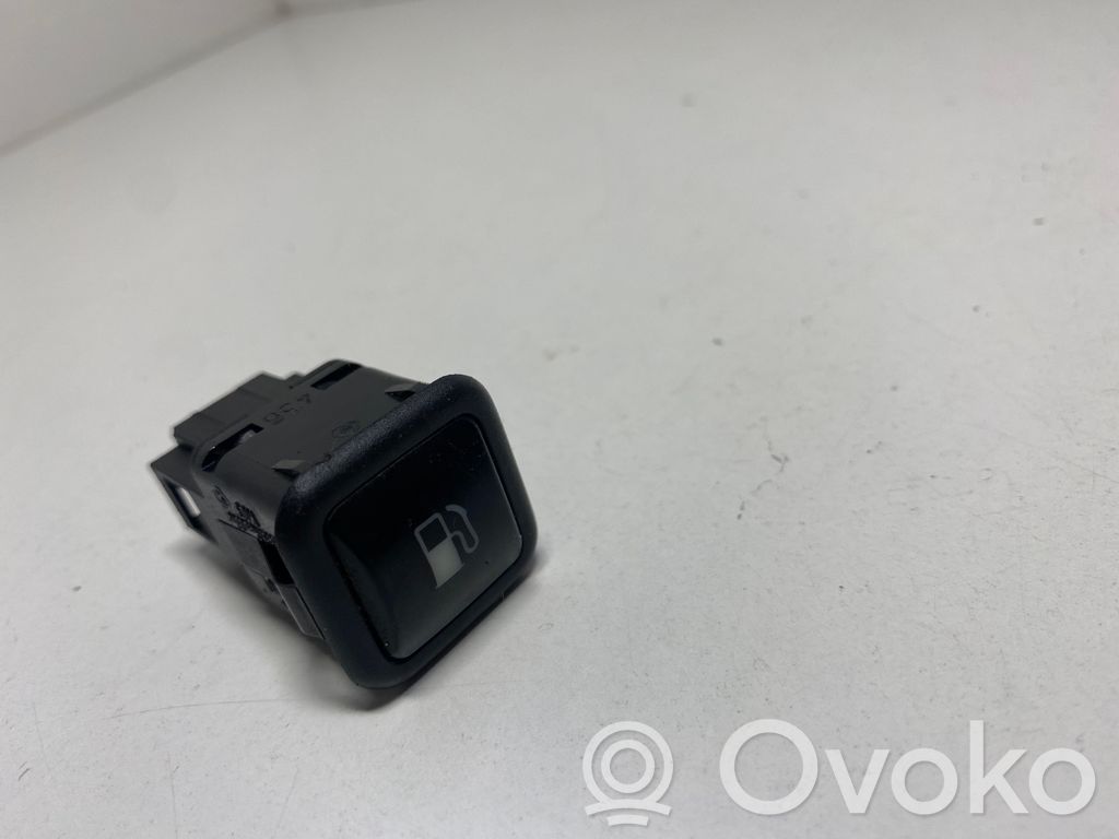 Volkswagen PASSAT B5 Przycisk otwierania wlewu paliwa 