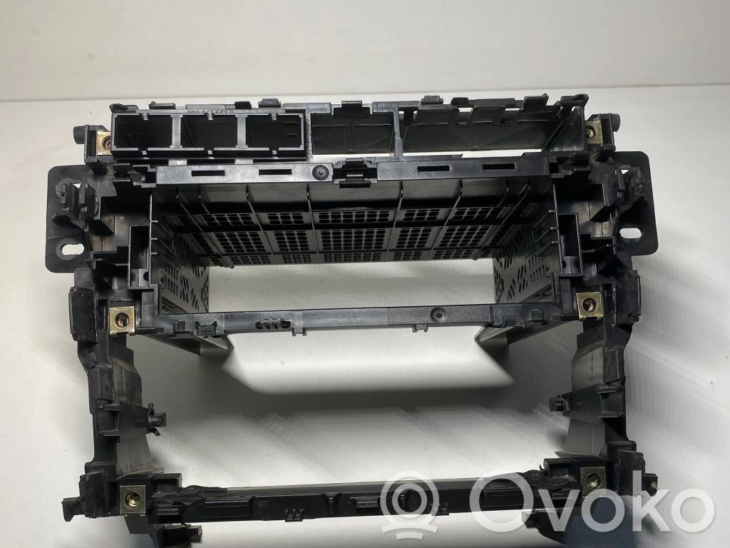 Audi A4 S4 B5 8D Radion/GPS-laitteen pääyksikön kehys 