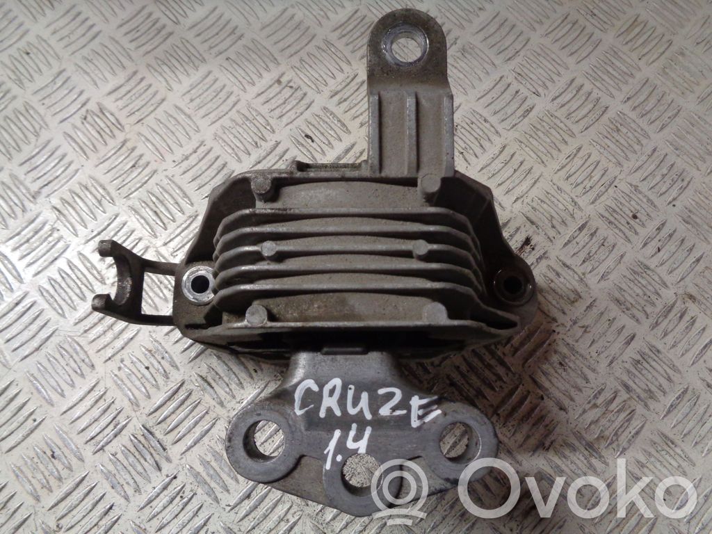 Chevrolet Cruze Engine mount bracket 
