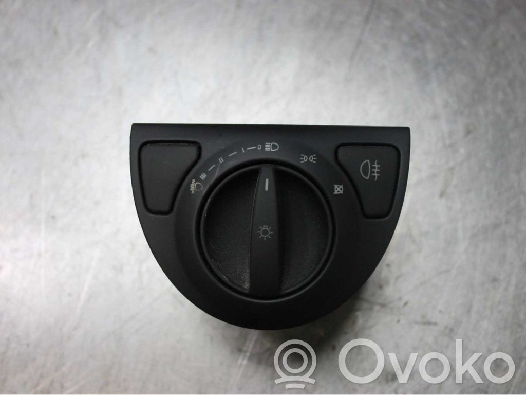 Light switch   12786134
