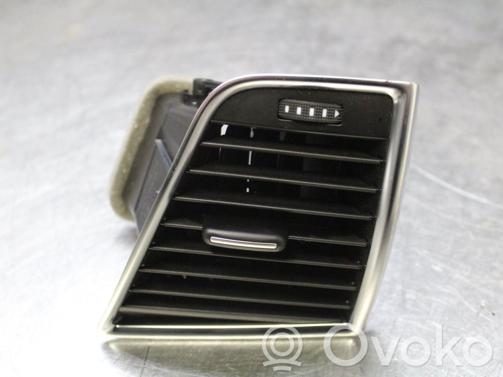 Dysze / Kratki środkowego nawiewu deski rozdzielczej   8R1820901G,8R1820901GWVF