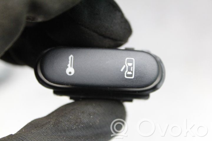 Central locking switch button   5P0952125