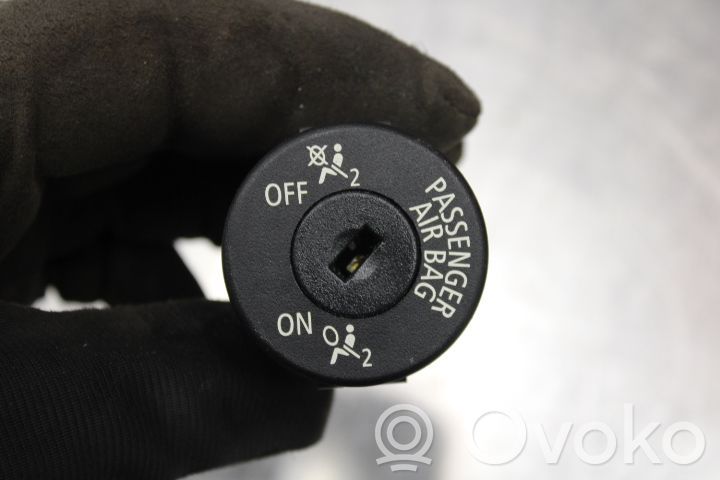 Passenger airbag on/off switch   6131697464301