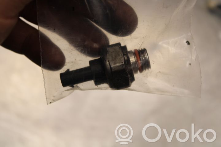 Volvo S90, V90 Regulator ciśnienia paliwa 