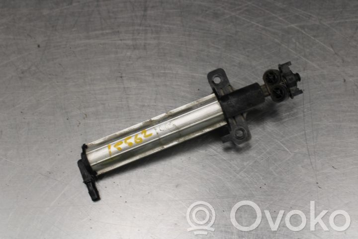 Headlight washer spray nozzle   6438T7