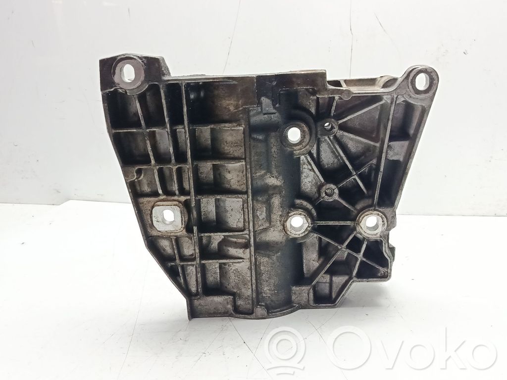 Engine mount bracket   LR072044