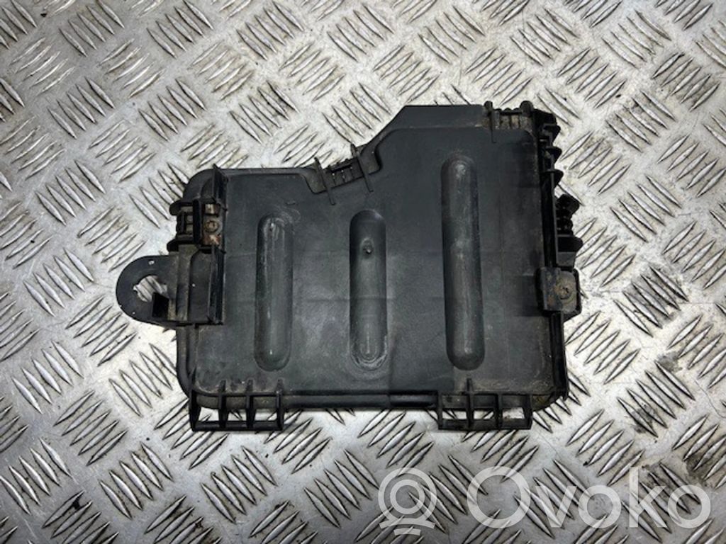 Audi A8 S8 D3 4E Fuse box cover 