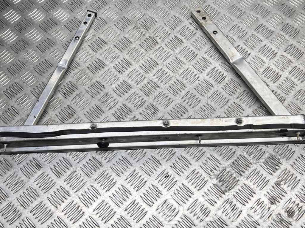 Audi A8 S8 D3 4E Engine mounting bracket 