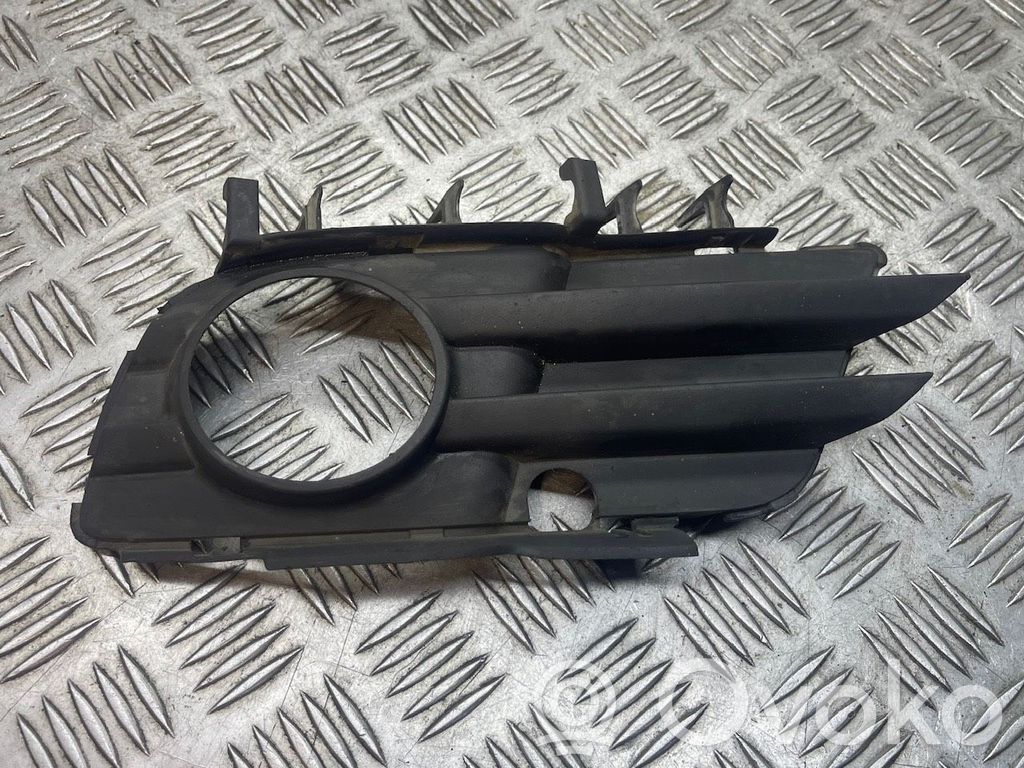 Opel Zafira B Moldura/rejilla de la luz antiniebla delantera 