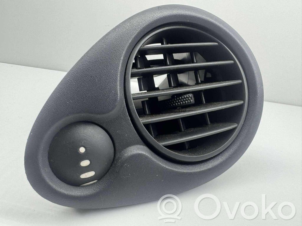 Renault Clio III Moldura protectora de la rejilla de ventilación lateral del panel 