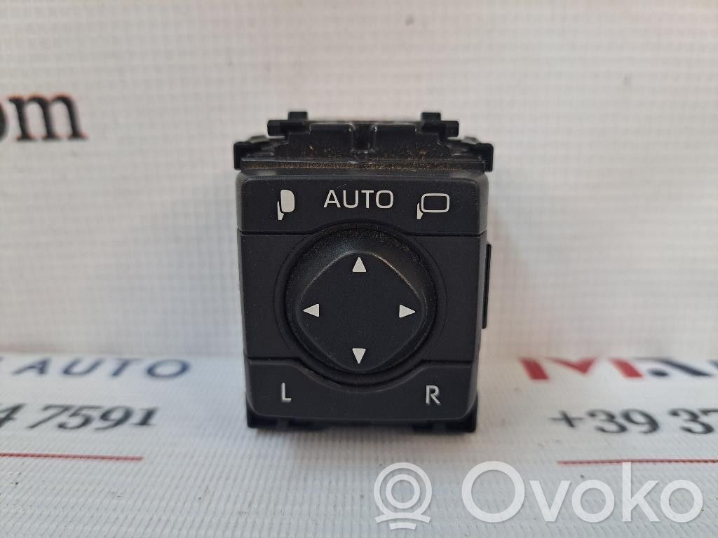 Toyota RAV 4 (XA40) Wing mirror switch 