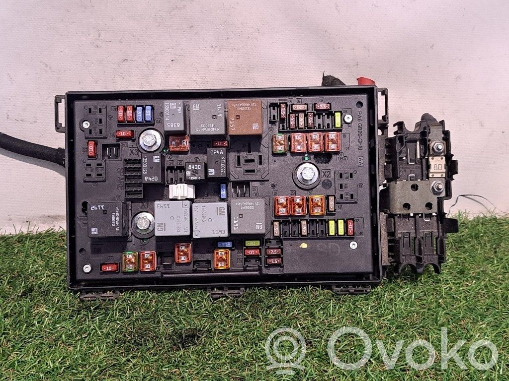 Opel Astra J Fuse module 