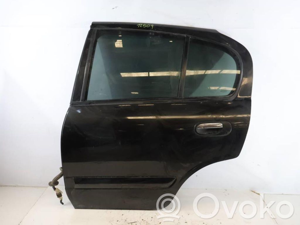 Nissan Almera N16 Puerta trasera