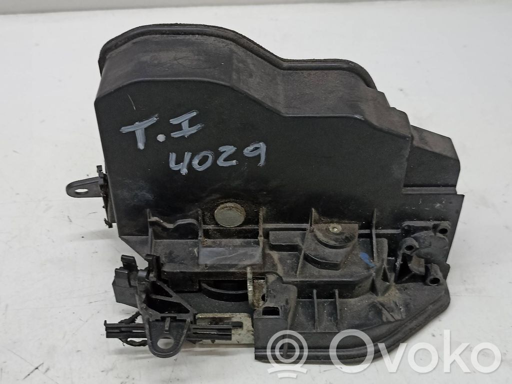 BMW 1 E81 E87 Zamek drzwi przednich 