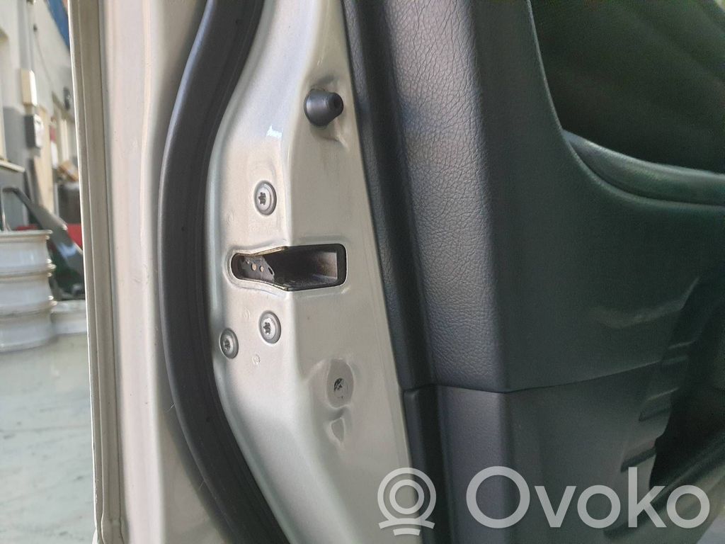 Lexus IS 200-300 Priekšpusē slēdzene 