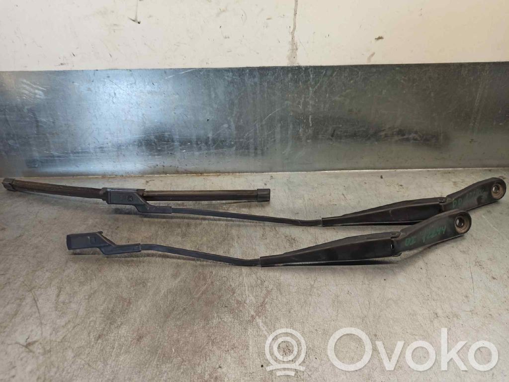 Ford Mondeo MK IV Brazo del limpiaparabrisas delantero 