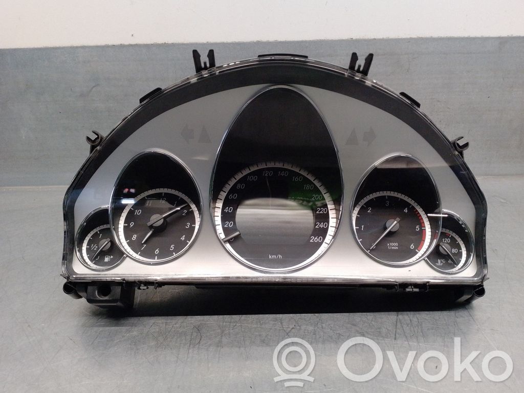 Mercedes-Benz E W212 Geschwindigkeitsmesser Cockpit 