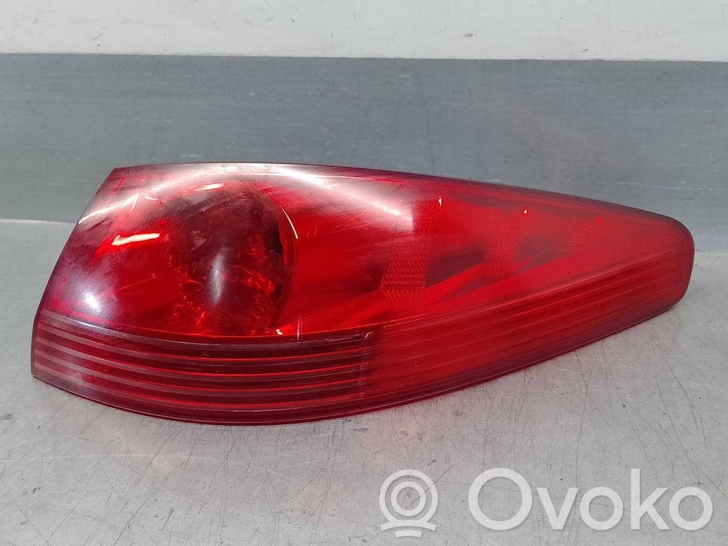 Peugeot 607 Aizmugurējais lukturis virsbūvē 