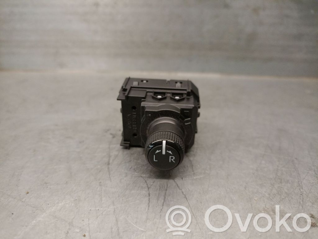 Toyota Yaris XP210 Bouton de commutateur rétroviseur latéral 