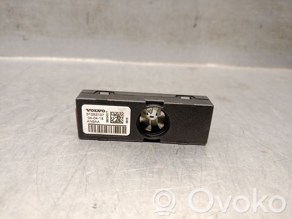 Volvo V40 Radion antenni 