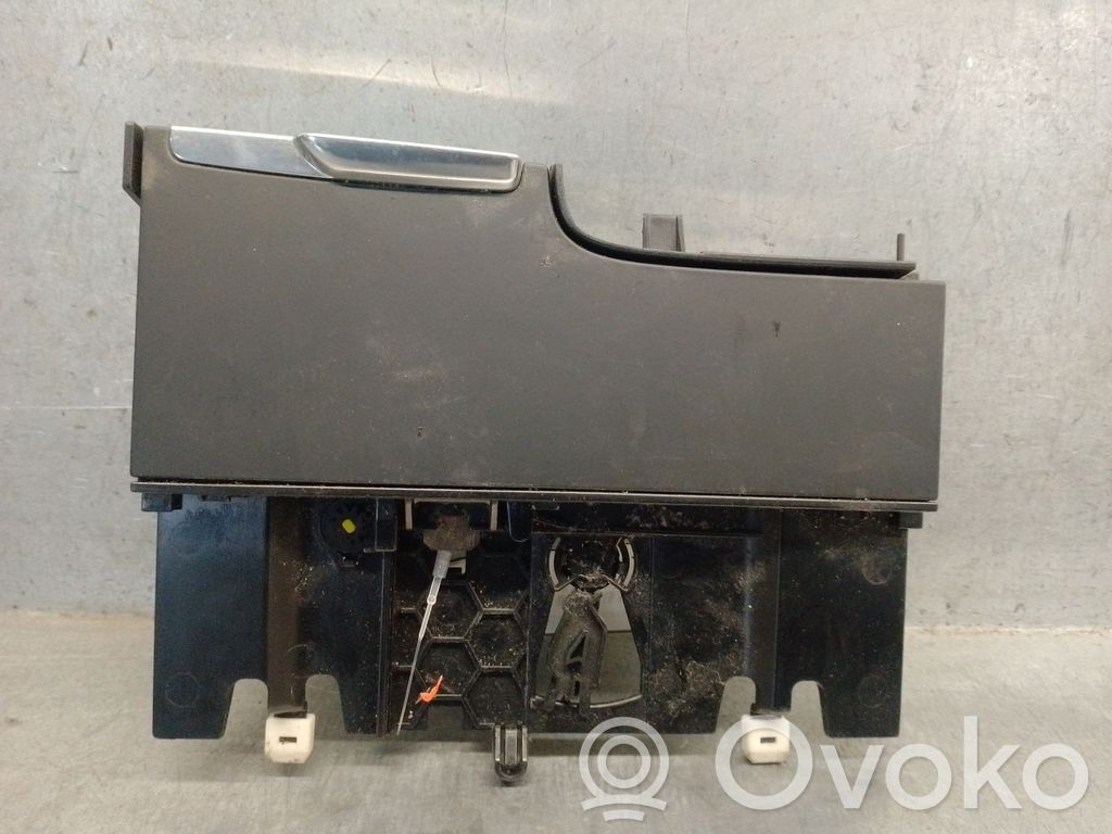 Volvo XC90 Tuhkakuppi (edessä) 