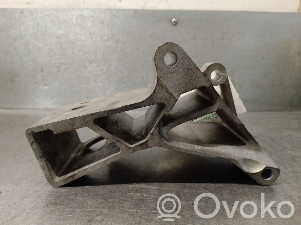 Volvo XC90 Engine mount bracket 