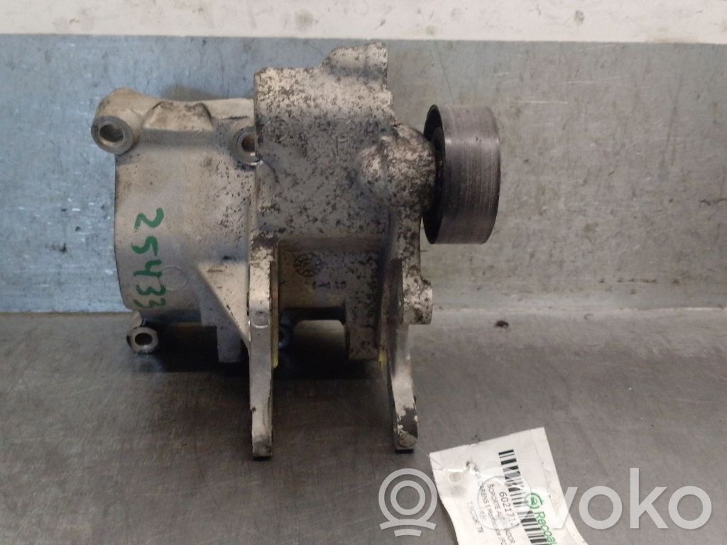 KIA Carens I Mocowanie alternatora 