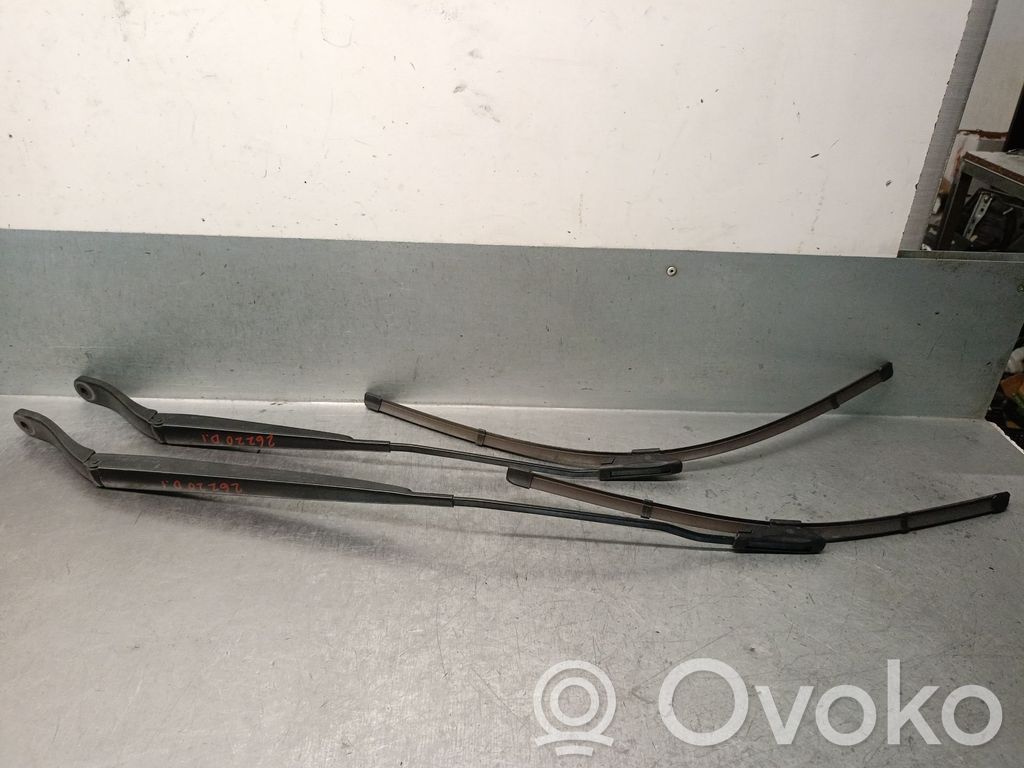Opel Vivaro Front wiper blade arm 