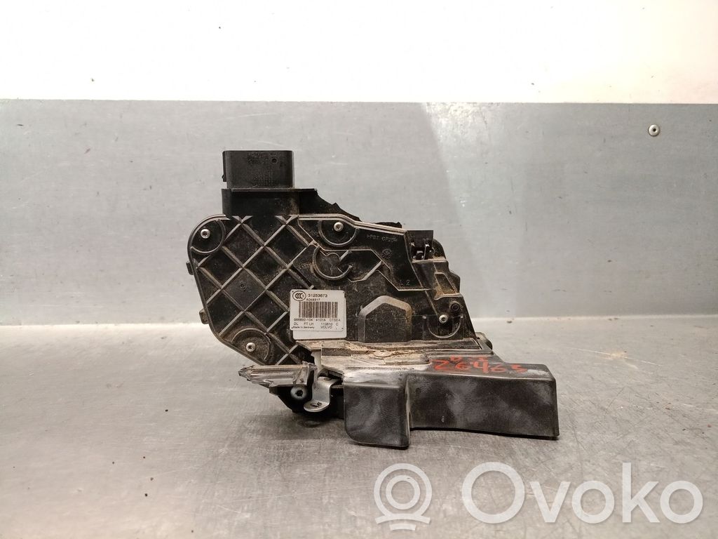 Volvo S40, V40 Priekšpusē slēdzene