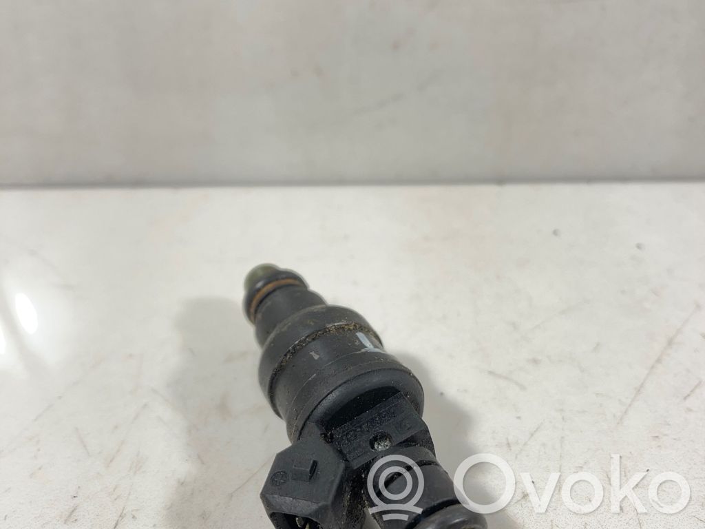 Volkswagen PASSAT B5 Inyector de combustible 