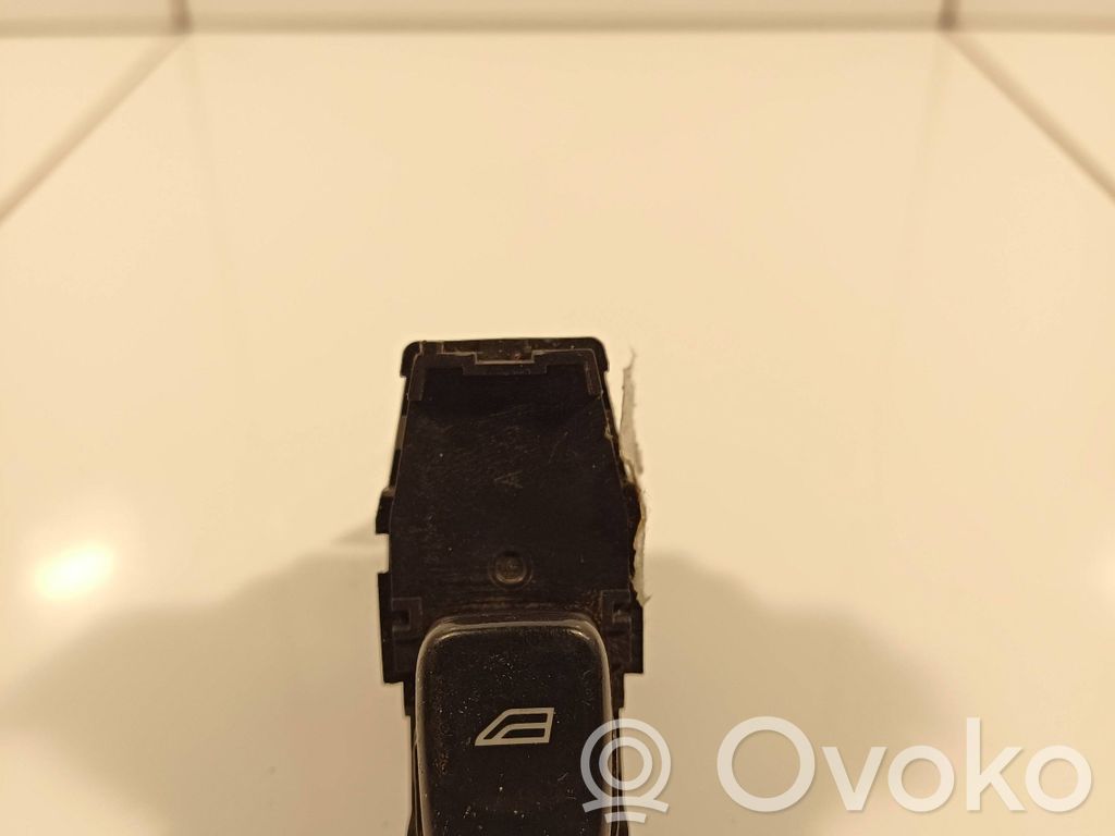 Electric window control switch   8685288,04W113