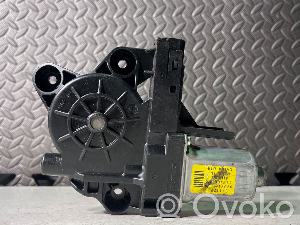 Volvo V70 Silniczek podnoszenia szyby drzwi tylnych 
