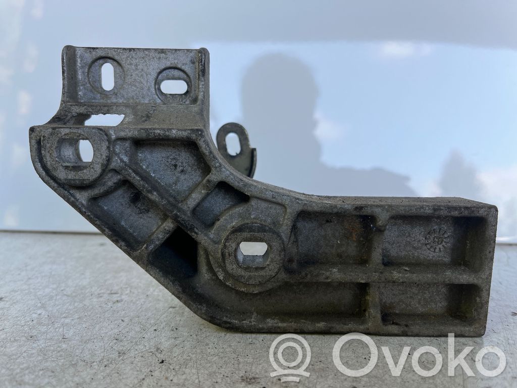 Volvo S40, V40 Engine mounting bracket 