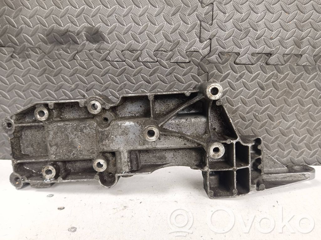 Volvo V70 Engine mounting bracket 